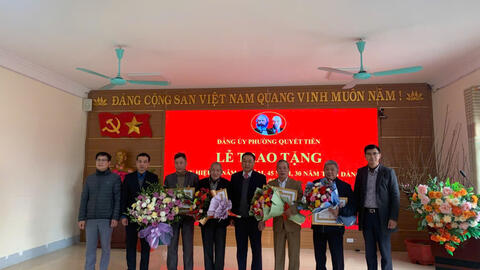 Lễ trao huy hiệu Đảng đợt 3/2 cho các đồng chí Đảng viên 65 năm, 50 năm, 45 năm, 30 năm tuổi Đảng